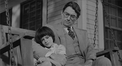 Atticus Finch (Gregory Peck) y su hija en 'Matar a un ruiseñor'.
