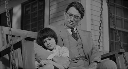 Atticus Finch (Gregory Peck) y su hija en 'Matar a un ruiseñor'.