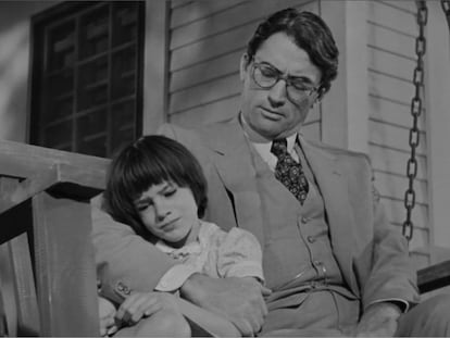 Atticus Finch (Gregory Peck) y su hija en 'Matar a un ruiseñor'.