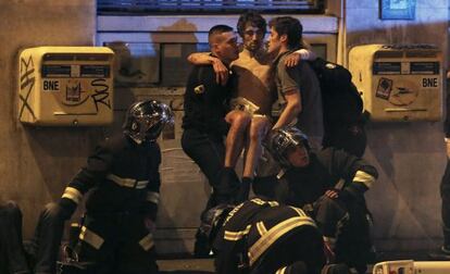 Bomberos franceses atienden a un herido este viernes en Par&iacute;s.