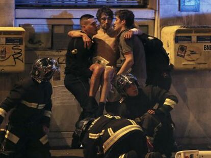 Bomberos franceses atienden a un herido este viernes en París.