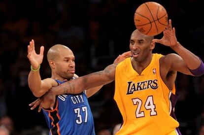 Kobe Bryant junto a Derek Fisher.