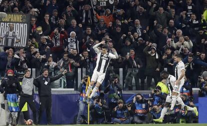 Cristiano Ronaldo comemora com Can e Kean seu terceiro gol em Turim.