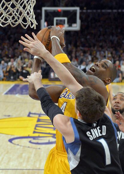 Antawn Jamison, defendido por Alexey Shved