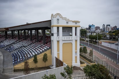 La histórica tribuna art déco del estadio Romelio Martínez, recién remodelado para los Juegos Centroamericanos y del Caribe, ahora está salpicada con asientos blancos, rojos y azules, los colores del Junior.