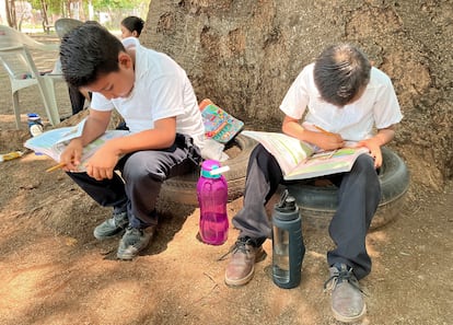 Ante la persistencia de las altas temperaturas, numerosos colegios optaron por ofrecer clases al aire libre para escapar de la concentración de calor en las aulas. En la imagen, dos alumnos de una escuela de Juchitán (Oaxaca) toman clase en uno de los patios de su colegio. 
