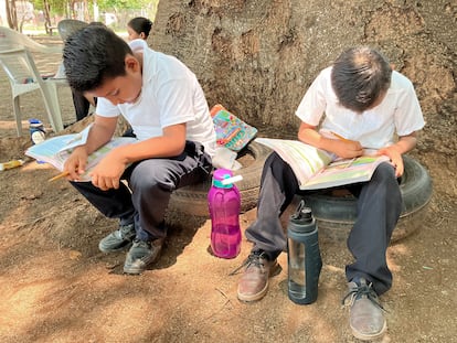 Alumnos toman clases en el patio de una primaria debido al intenso calor hoy, en el municipio de Juchitán (México), este junio.