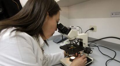 Una doctora trabaja en un laboratorio.