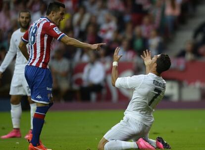 Ronaldo lamenta una acci&oacute;n ante Ismael L&oacute;pez, del Sporting.