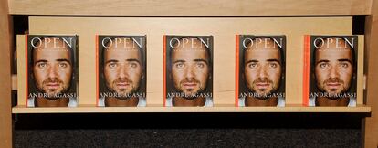 Copias de 'Open', de andre Agassi, en una librería de California.