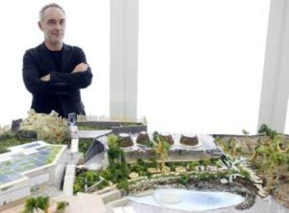 El cocinero Ferran Adrià, durante la presentación esta mañana en Barcelona de la maqueta de El Bulli Foundation, un centro de investigación y creatividad en el ámbito gastronómico.