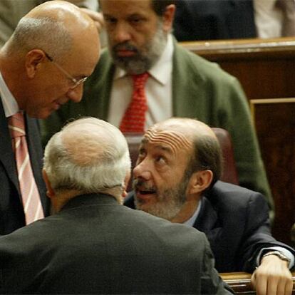 Pérez Rubalcaba, con otros diputados.