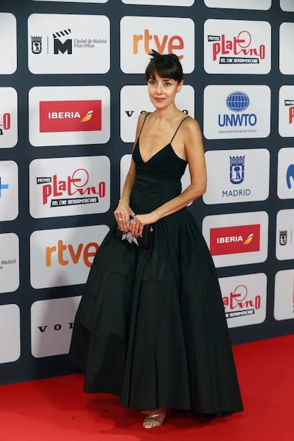 La actriz Cecilia Suárez, vestida de Juan Vidal, en la alfombra roja de los premios Platino 2021.