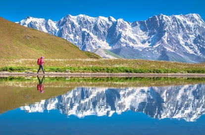 Lago de montaña en la ruta entre Mestia y Ushguli, en la región de Svanetia (Georgia), con los picos nevados del Caúcaso de fondo.