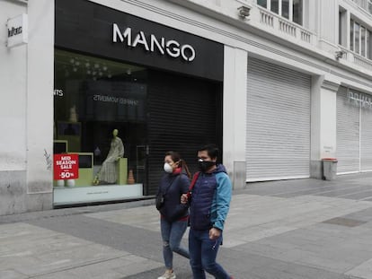 Tiendas de moda cerradas en la Gran Vía de Madrid.