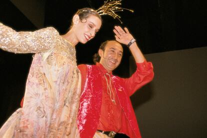 Montesinos y Paola Dominguín cierran un desfile en Cibeles en 2006.