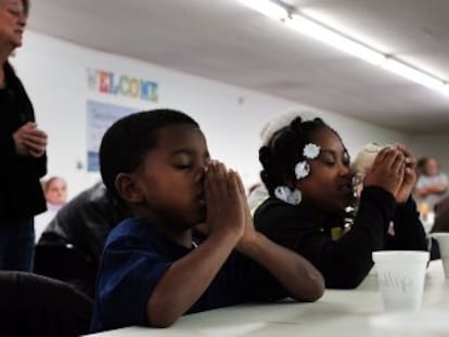 Una familia sin hogar en un comedor social en Mississippi. &nbsp;