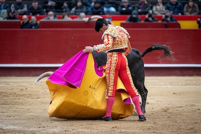 Daniel Luque torea a la verónica en su primer toro.