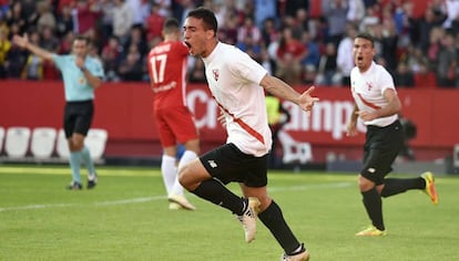 Cristian González celebra su gol al Almería.