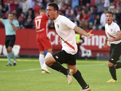 Cristian Gonz&aacute;lez celebra su gol al Almer&iacute;a.  