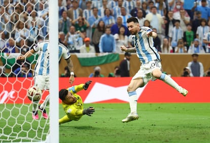 Messi marca el tercer gol a Francia en la segunda parte de la próloga.