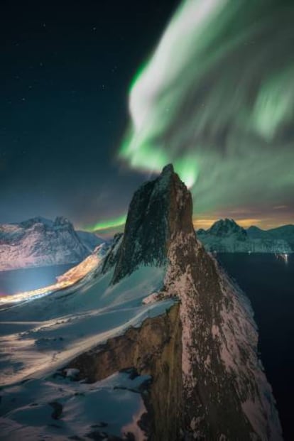 Aurora sobre la cima del Segla Senja, pico de las Islas Lofoten, en Noruega.