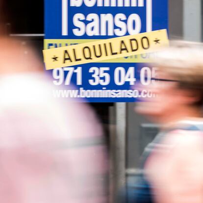 GRAF1247. MAO (MENORCA), 05/09/2022.- Los alquileres de vivienda en España subieron un 6,4 % en agosto respecto al mismo mes de 2021, hasta alcanzar un coste medio de 11,3 euros el metro cuadrado, mientras que en Baleares este coste se encareció un 17,4 % en un año, hasta los 14 euros el metro cuadrado, según el portal Idealista. En la imagen, vista de un cartel de alquiler hoy lunes en Maó, Menorca. EFE/David Arquimbau Sintes