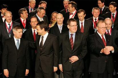 Los líderes reunidos en Madrid posan para la foto de familia. En primer fila, de izquierda a derecha, los jefes de Gobierno de Polonia, Marek Belka, y España, José Luis Rodríguez Zapatero; el presidente de los socialistas europeos, Poul Nyrup Rasmussen, y el primer ministro sueco, Göran Persson.