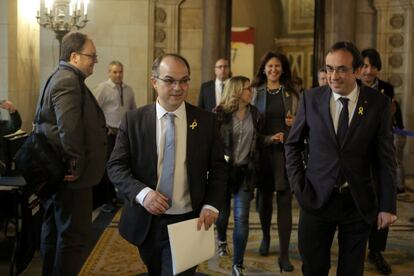 Jordi Turull y Josep Rull en el Parlament antes del inicio de la sesión de investidura que intentará nombrar a Jordi Turull President de la Generalitat, el 22 de marzo.