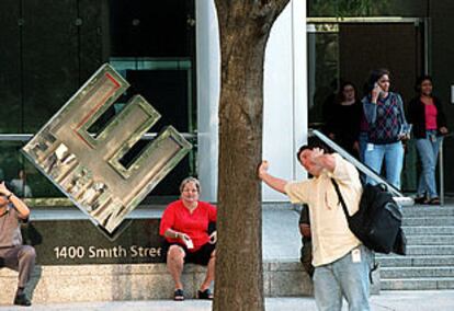 Empleados de Enron, en la entrada de la sede de la compañía en Houston (Estados Unidos).