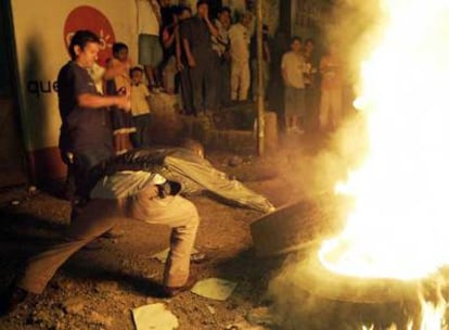 Guatemaltecos disconformes con los resultados de las elecciones queman papeletas en la aldea de Serinal.