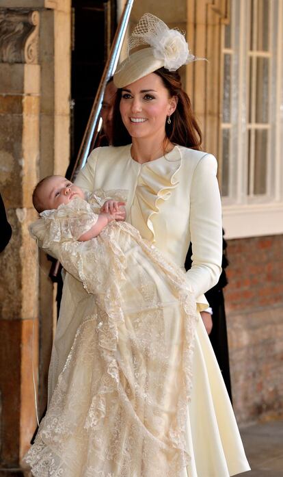 El príncipe Jorge llega a la capilla del palacio de St. James en brazos de su madre, Catalina de Cambridge.