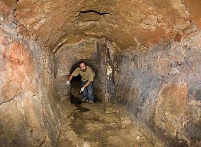 Fernando Hidalgo, uno de los investigadores de la empresa Monumentos Alavista, recorre el llamado Conducto Real.