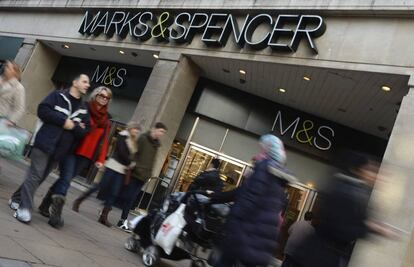 Varias personas pasan junto a una tienda de Marks and Spencer en Londres