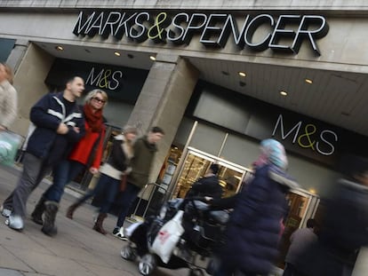 Varias personas pasan junto a una tienda de Marks and Spencer en Londres 