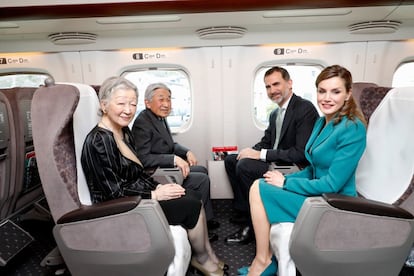 Los reyes Felipe VI y Letizia, acompañados por los emperadores Akihito y Michiko, en su viaje a la ciudad de Shizuoka, donde acudieron desde Tokio en un tren de alta velocidad Shinkansen para cumplir con el programa de la última jornada de su visita de Estado a Japón.
