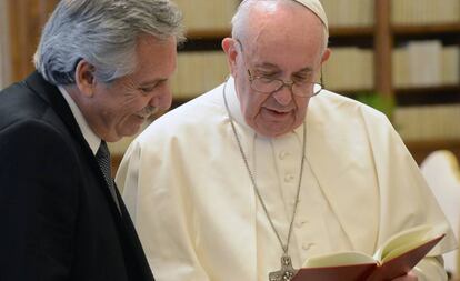 Alberto Fernández junto al papa Francisco en el Vaticano el 31 de enero.