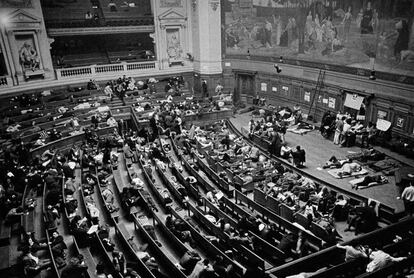 Anfiteatro Richelieu, 5 de abril de 1968. Los disturbios aún no han estallado en París, pero se preparan. Los estudiantes se reúnen, debaten e incluso duermen en los bancos del Anfiteatro Richelieu, el aula magna de La Sorbona.
