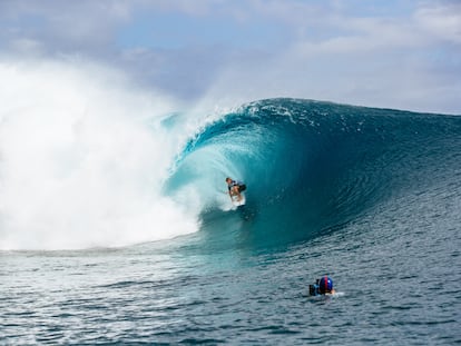 Matthew McGillivray durante una competición de surf en Teahupo'o, Tahiti, el 18 de agosto.