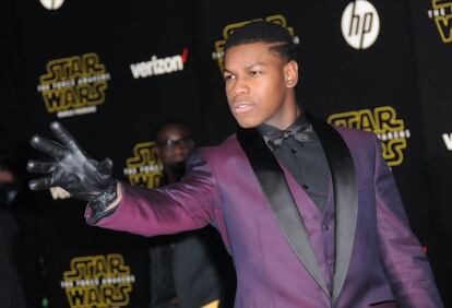 John Boyega también llega al universo de 'La Guerra de las Galexias' con un nuevo personaje, Finn.