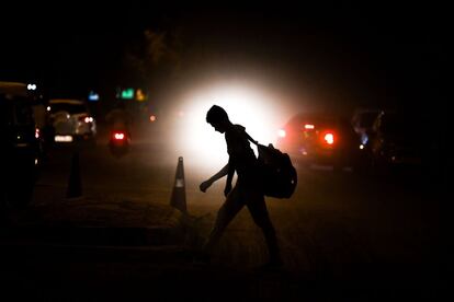 Un viandante indio camina en medio de la contaminación del aire de Nueva Delhi.