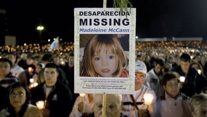 Algunos peregrinos sostienen el retrato de Madeleine McCann, durante una vigilia para rezar por su reaparición en Fátima (Portugal), el 13 de mayo de 2007.