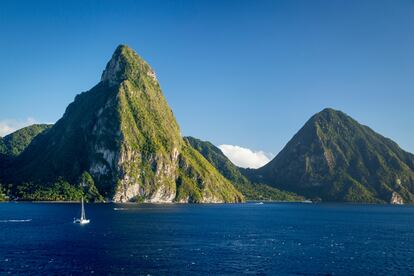 Los célebres montañas Pitons de Santa Lucía.