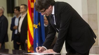 Carles Puigdemont firma el documento de la declaraci&oacute;n de independencia.