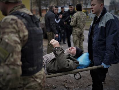 Evacuación de vecinos de Irpin hacia Kiev, el miércoles.