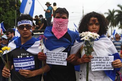 Tres jóvenes en la Marcha de las flores en Nicaragua