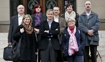 Vicent J. Mart&iacute;nez, en el centro, con los miembros de su candidatura al rectorado. 