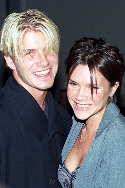 Mientras que ahora celebra su aniversario con David Beckham posando impasible, en 1998 se dejaba ver así de risueña junto al que por aquel entonces era su nuevo novio.