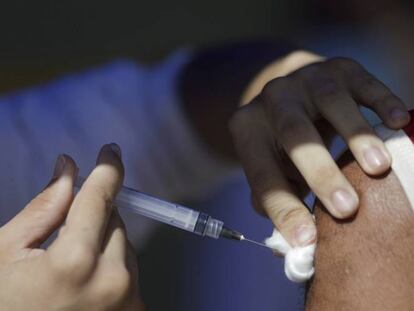 La EMA recomienda la vacuna de AstraZeneca para todas las edades
