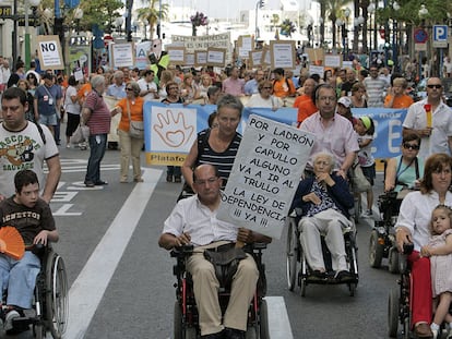 Asistentes a la manifestación por los retrasos de la Ley de Dependencia, ayer, en Alicante.